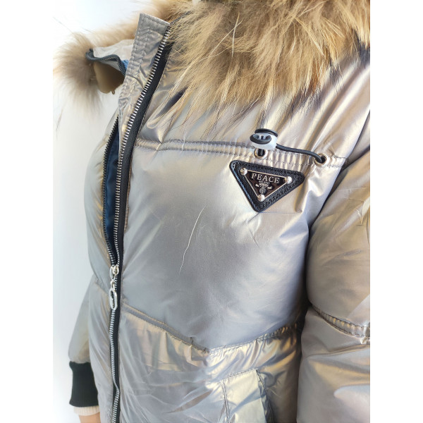 Zimowa srebrna kurtka damska pikowana z futerkiem