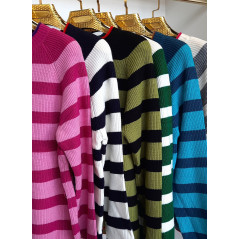 Sweterek w paski w kilku kolorach