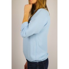 Błękitna bluzka koszulowa damska z ozdobnymi guziczkami i ściągaczem