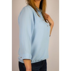 Błękitna bluzka koszulowa damska z ozdobnymi guziczkami i ściągaczem