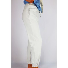 Białe spodnie dresowe damskie na gumce