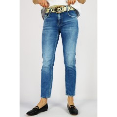 Niebieskie spodnie jeansowe damskie z ozdobnym haftem z tyłu