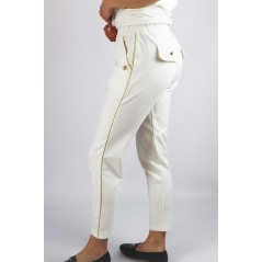 Białe damskie spodnie dresowe ze złotymi lamówkami